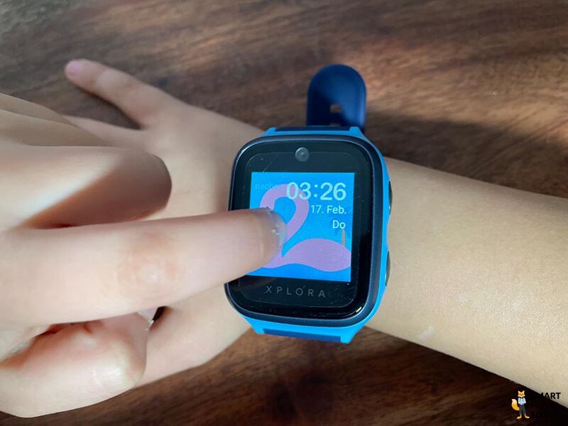 Man sieht die XPLORA 4 Smartwatch am Kinderarm.